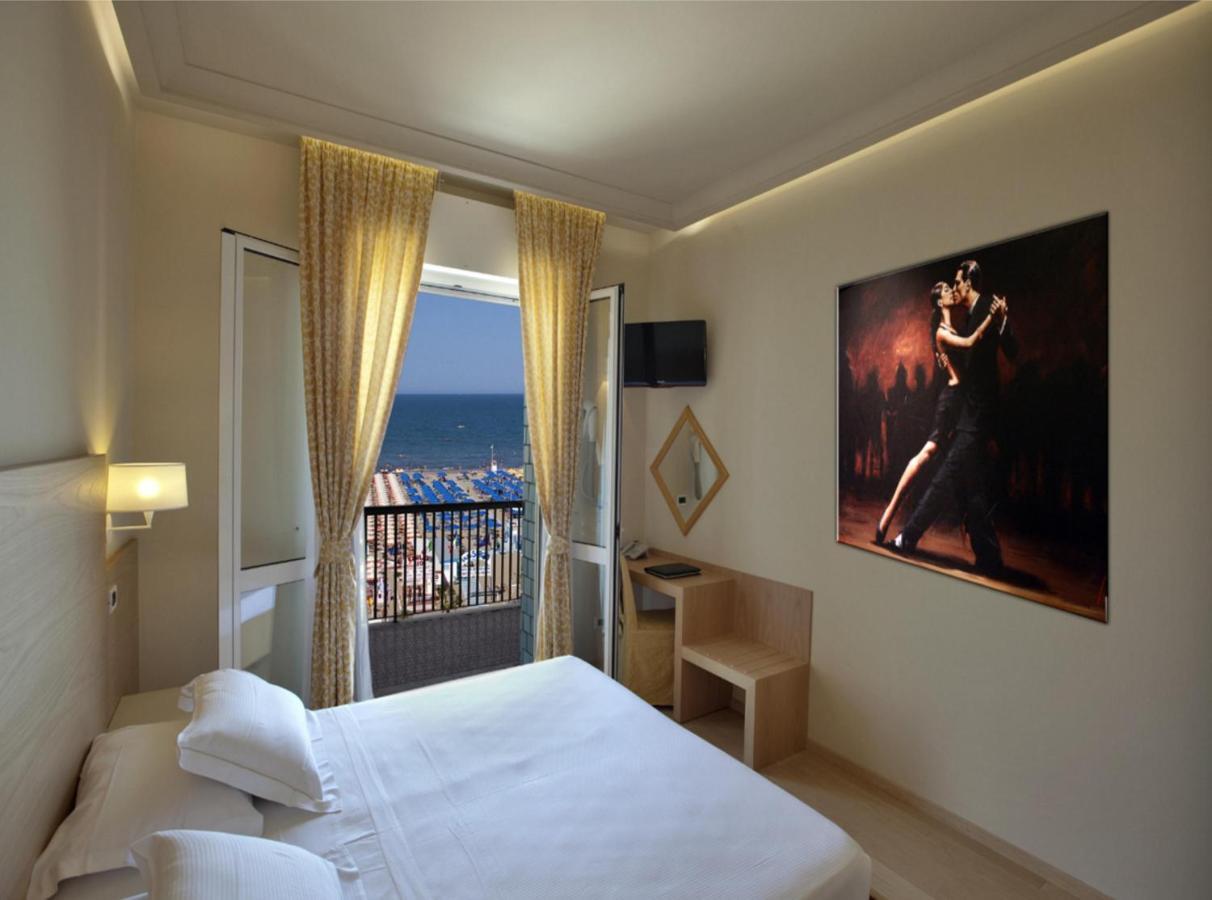 Hotel Ghirlandina Римини Стая снимка